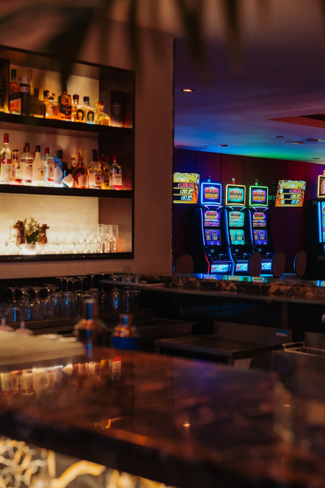 Caribbean Bar y máquinas – Casino Dominic El Caribbean Bar con la sala de máquinas al fondo, Casino Dominic