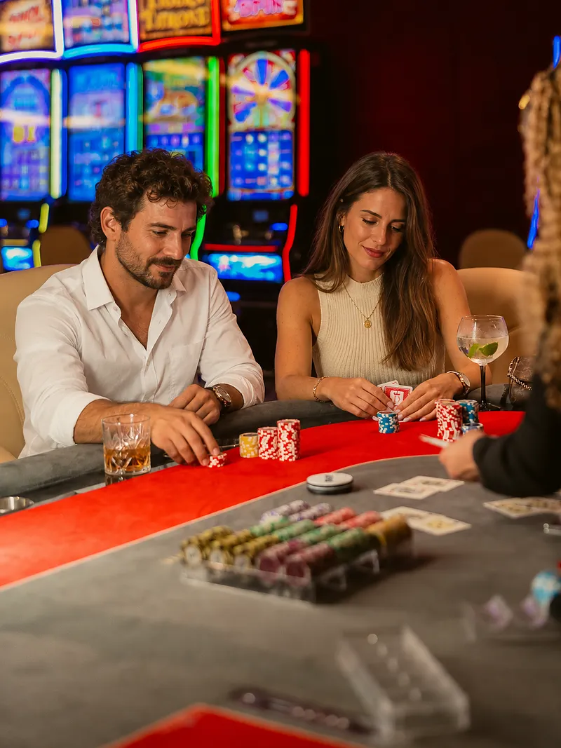 Póker – Casino Dominic, Punta Cana Pareja en la mesa de póker con cartas y fichas en Casino Dominic
